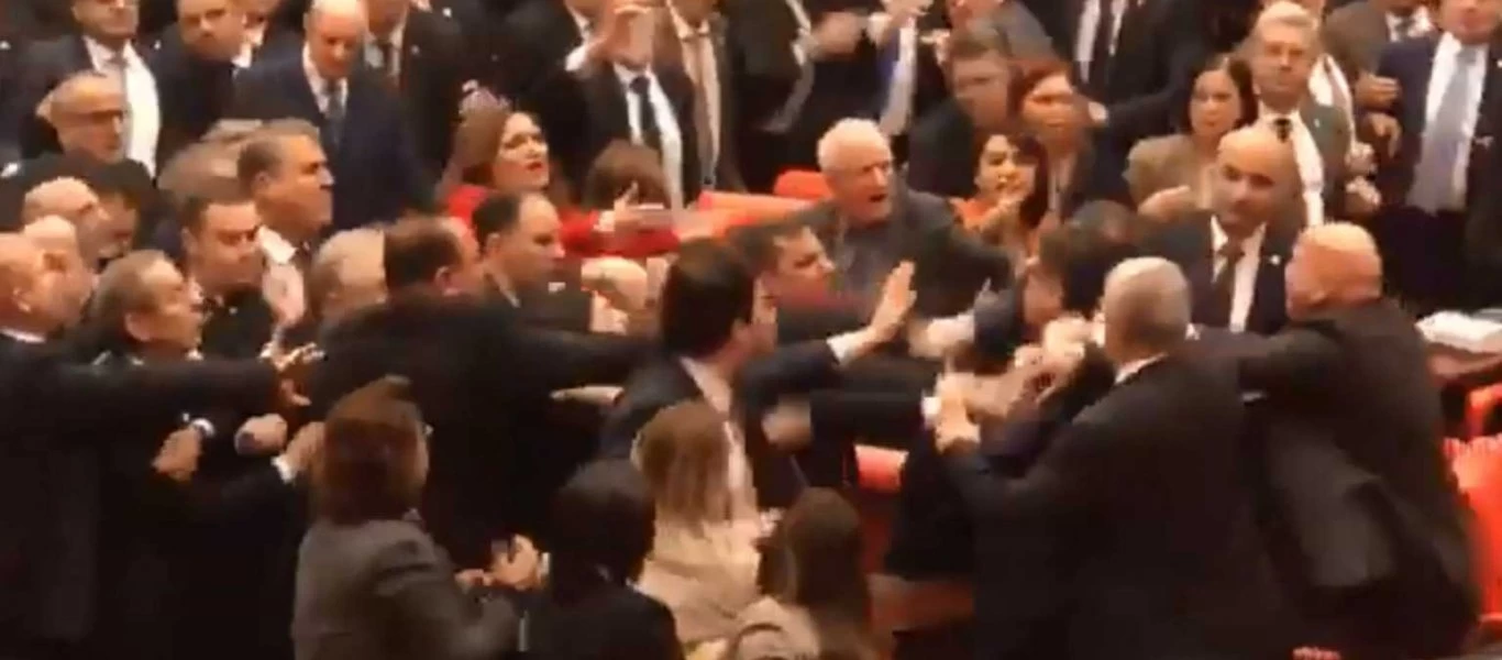 Έπεσε ξύλο στην τουρκική Βουλή: Επίθεση βουλευτών του Ερντογάν σε βουλευτές της αντιπολίτευσης